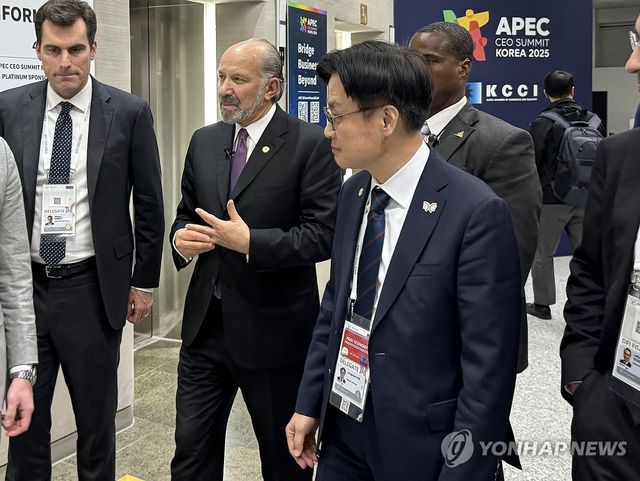 김정관 산업통상부 장관(오른쪽)과 하워드 러트닉 미국 상무부 장관