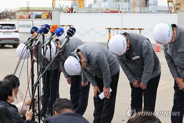 고개 숙인 권명호 동서발전 사장