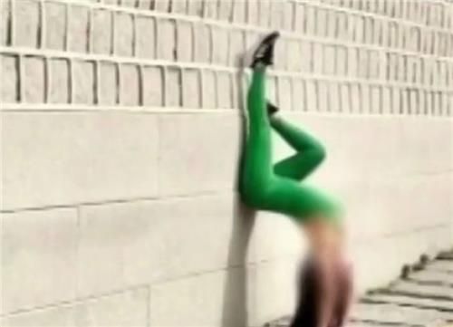 2024년 10월 한 베트남 여성 관광객이 서울 경복궁 담벼락에 기대 요가하는 모습