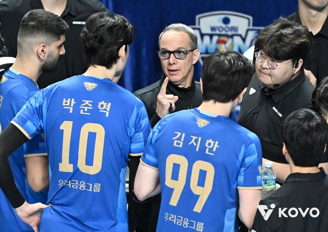 작전 지시하는 마우리시오 파에스 우리카드 감독(중앙)