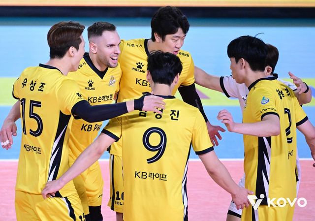 득점 후 기뻐하는 KB손해보험 선수들