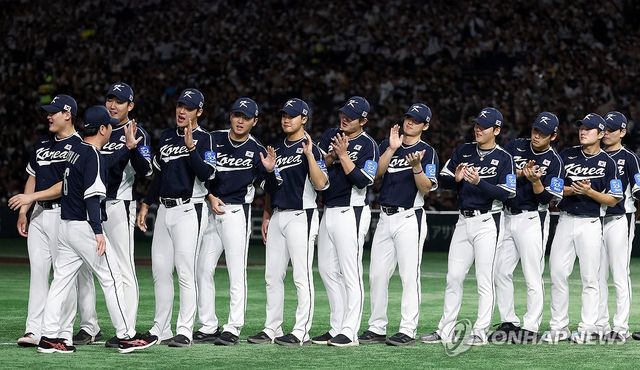 선수들과 하이파이브 나누는 류지현 감독