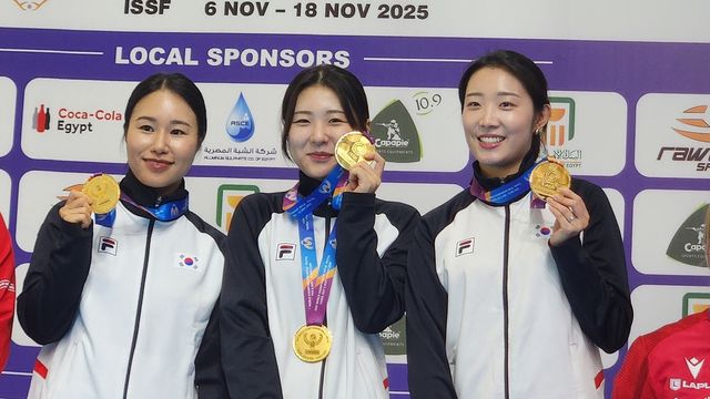 50ｍ 소총복사 단체전 금메달 이계림, 오세희, 임하나(왼쪽부터)