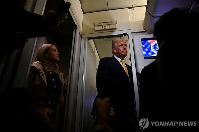 플로리다주 자택으로 향하는 대통령 전용기 에어포스원 기내에서 기자들과 질답 나누는 트럼프 대통령 [로이터 연합뉴스. 재판매 및 DB 금지]