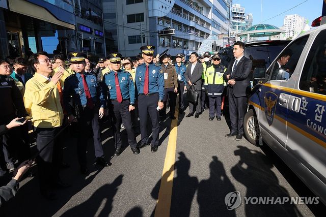 광안리해수욕장 찾은 김민석 총리, 불꽃축제 안전 점검