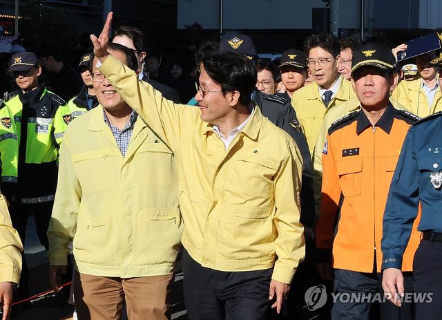 시민들에게 인사하는 김민석 국무총리