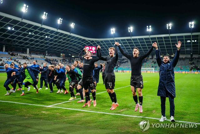 북중미 월드컵 유럽 예선 플레이오프 진출권을 확보한 뒤 기뻐하는 코소보 선수들.