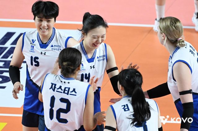 득점 후 기뻐하는 현대건설 선수들