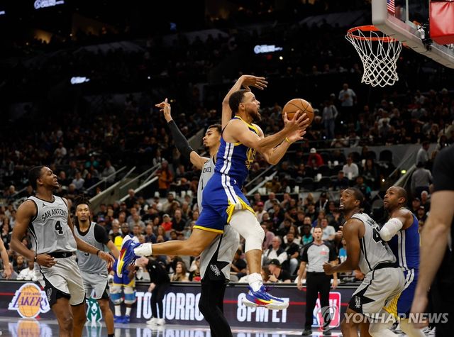 공격하는 스테픈 커리