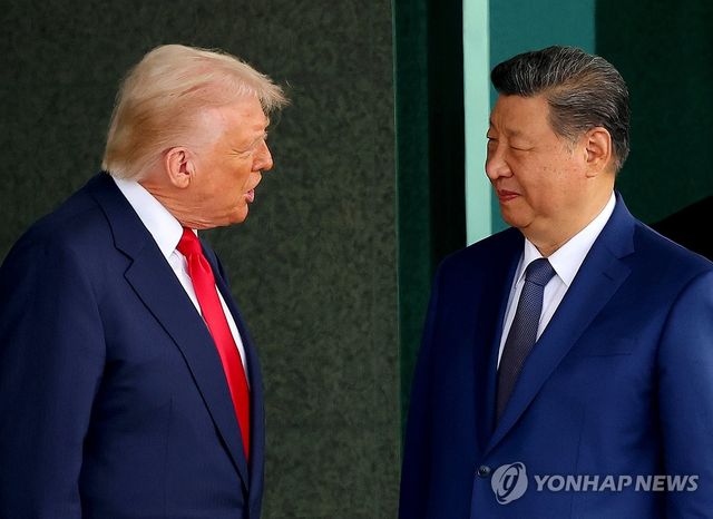 대화 나누는 트럼프·시진핑