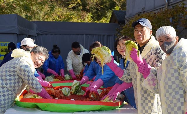 원주시청공무원노동조합, 지역사회 온정 나눔 사랑의 김장 봉사 