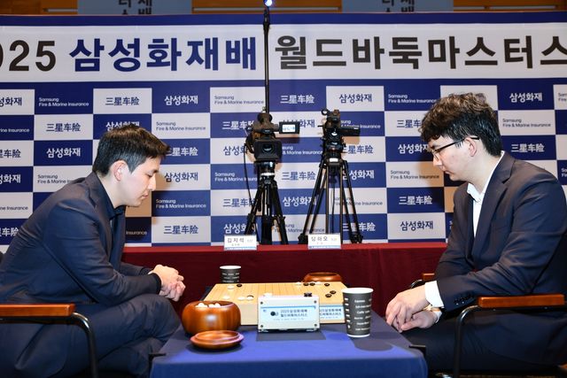 김지석(왼쪽) 9단이 삼성화재배 4강에서 딩하오 9단에게 패했다.