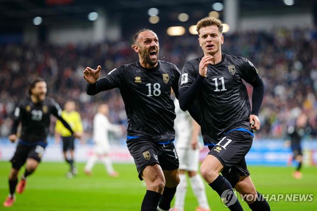 피스티크 아슬라니(11번)의 페널티킥 결승 골 후 세리머니 하는 코소보 선수들.