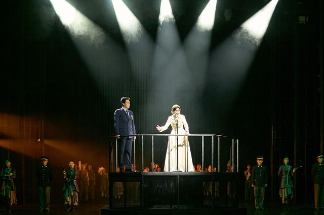 뮤지컬 '에비타' 속 에바 페론과 후안 페론의 모습