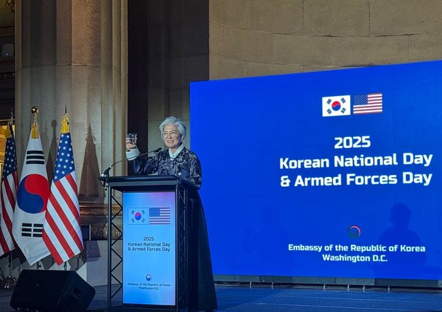 주미대사관 국경일 리셉션 행사에서 발언하는 강경화 대사 