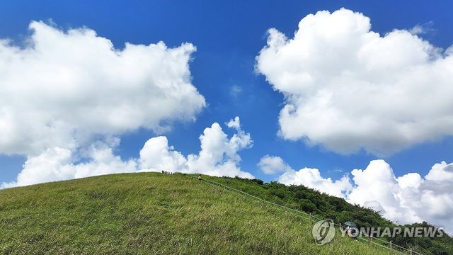 그림 같은 하늘 아래 새별오름
