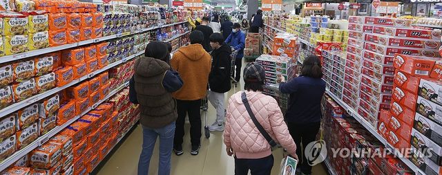 한류 타고 K푸드 수출 날았다…'김·라면' 쌍끌이