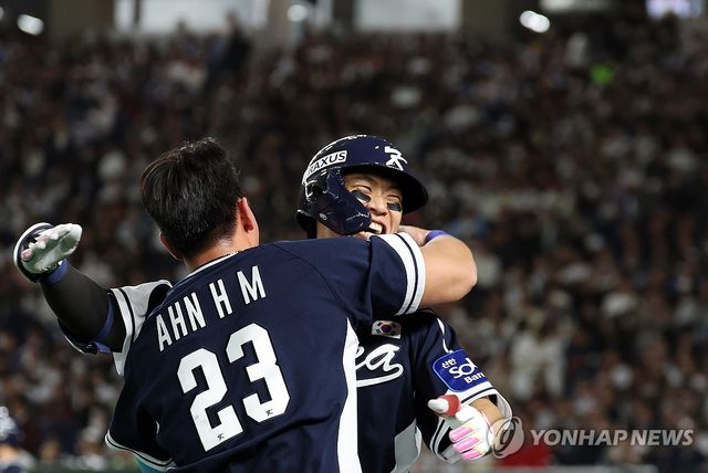 포옹 나누는 송성문과 안현민