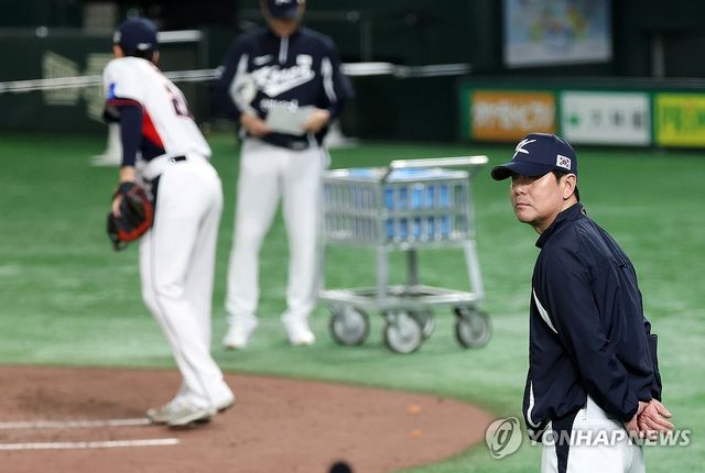 선수들 몸 상태 체크하는 류지현 감독