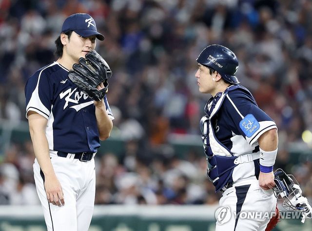 대화 나누는 곽빈과 박동원