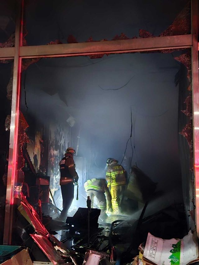 불에 그을린 상가 입구