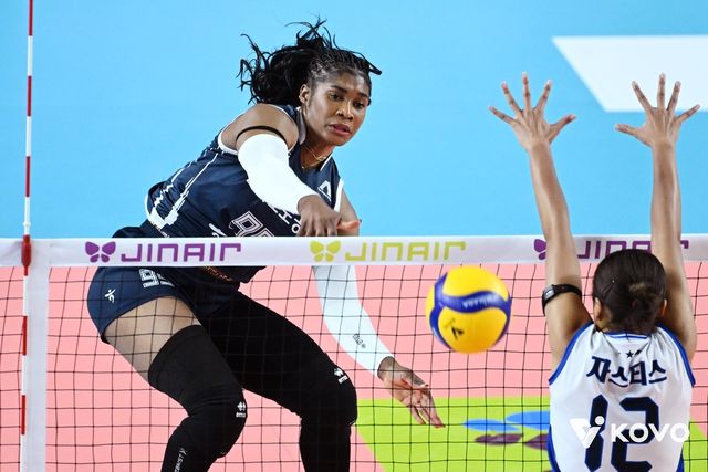 공격하는 한국도로공사의 모마(왼쪽)