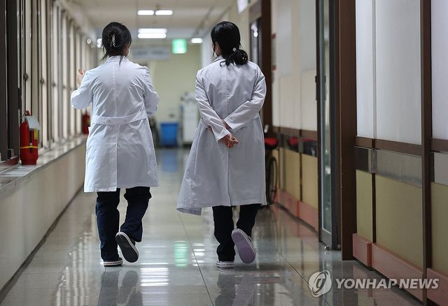 대구 한 대학병원에서 의료인들이 이동하고 있다.