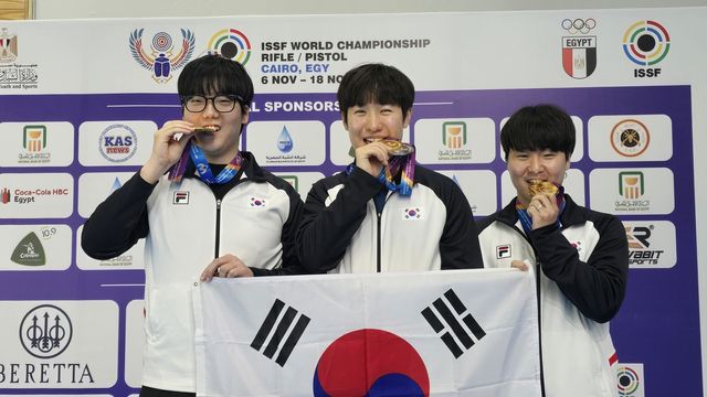 스탠더드권총에서 금메달을 합작한 한국 남자 사격