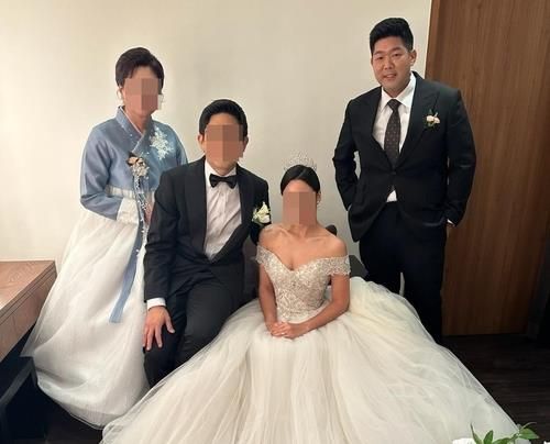 미 이민당국에 구금된 김태흥씨(맨 오른쪽)가 동생의 결혼식에 참석해 찍은 사진