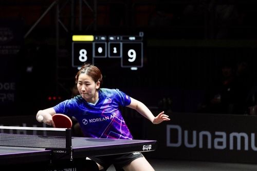 백핸드 공격하는 대한항공의 이은혜