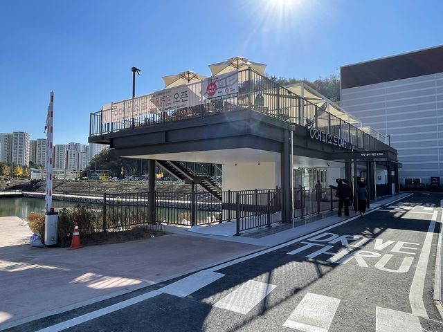 구파발천 수변활력거점 수변카페 전경