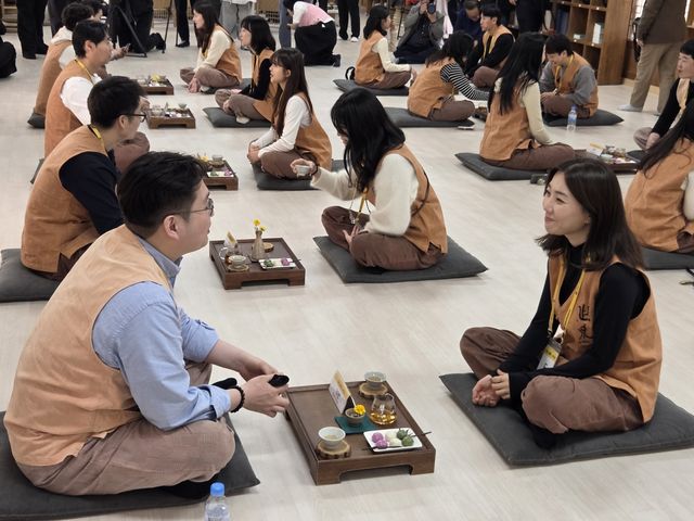 차담을 나누는 '나는 절로' 참가자들