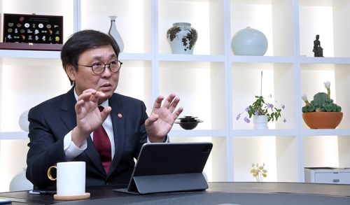 인터뷰 답변하는 최휘영 문화체육관광부 장관