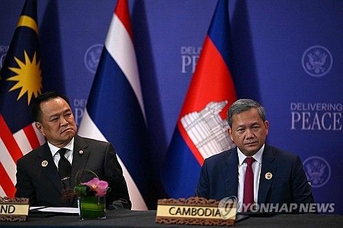 지난달 휴전협정 맺은 아누틴 태국 총리(왼쪽)와 훈 마네트 캄보디아 총리