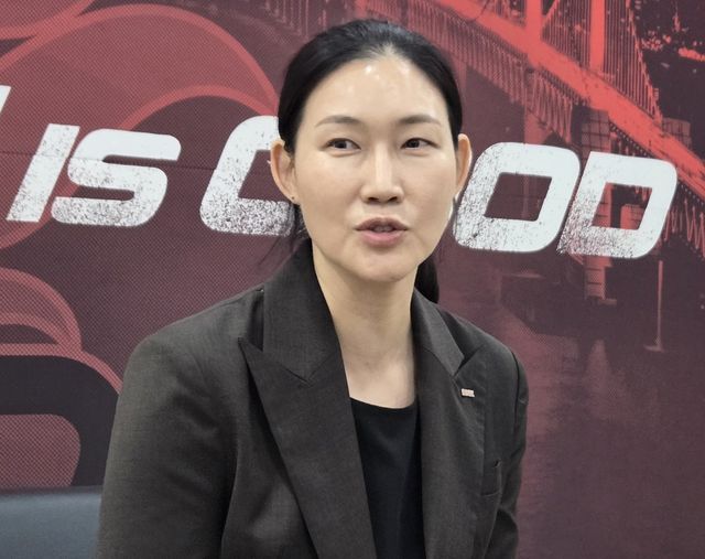 16일 부산 사직체육관에서 취재진과 만나 인터뷰하는 박정은 BNK 감독