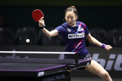 백핸드 공격하는 화성도시공사의 양하은 