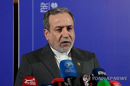 16일(현지시간) 기자 질문에 답하는 압바스 아락치 이란 외무장관
