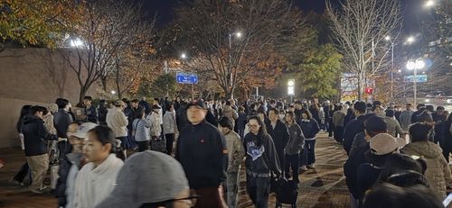생수 받으려 교하도서관 앞에 줄 선 주민들