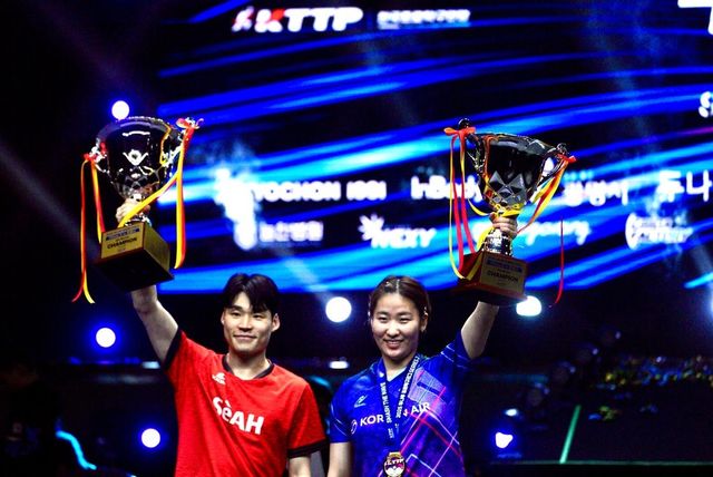 프로탁구리그 남녀 단식 우승을 차지한 장우진(왼쪽)과 이은혜