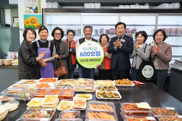 탄소제로샵 600호점 인증식에 참석한 전성수 구청장(우측 3번째)