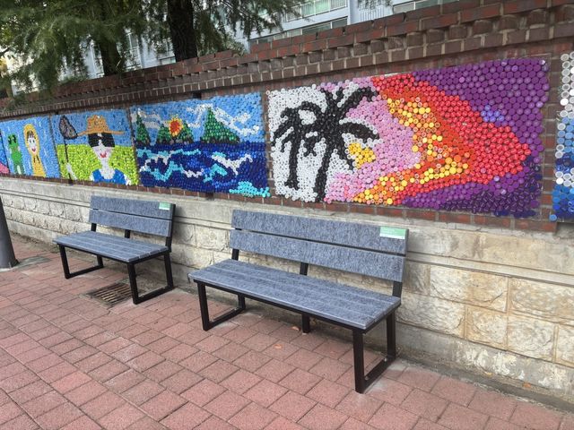 신세계백화점, 쓰임 다한 유니폼 1만벌 벤치로 만들어 기증