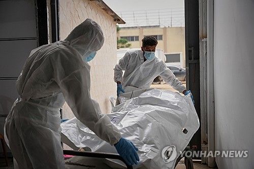 휴전 합의에 따라 지난 14일(현지시간) 이스라엘이 반환한 팔레스타인인 시신