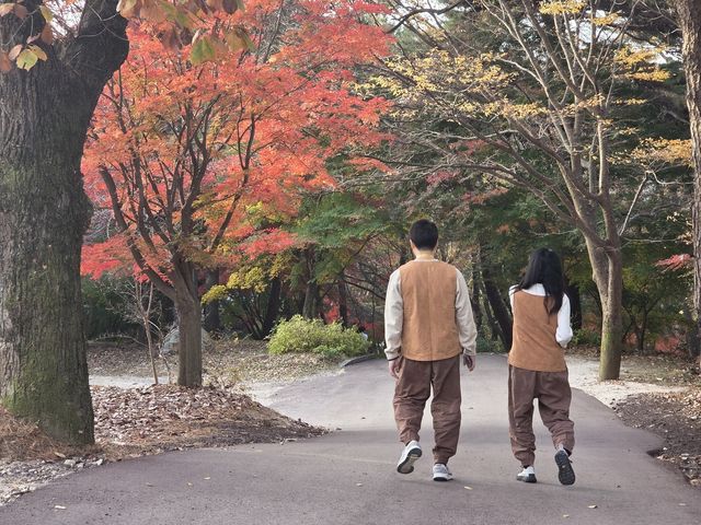 수덕사에서 산책하는 '나는 절로' 커플