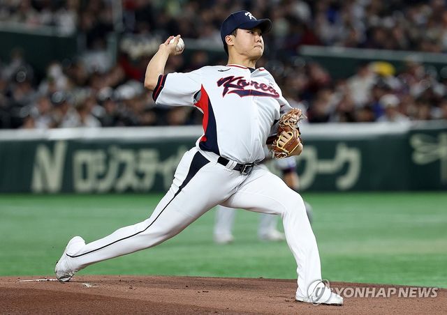 힘차게 공 던지는 선발투수 정우주