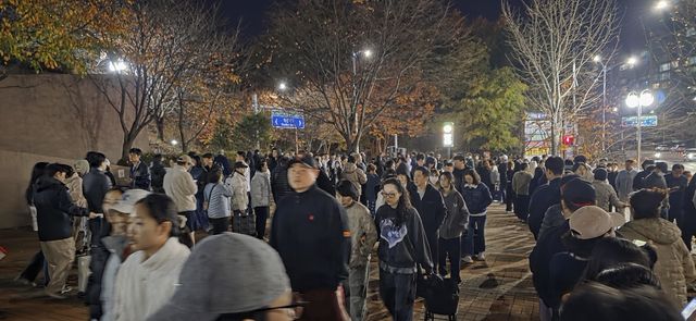 생수 받으려 교하도서관 앞에 줄 선 주민들