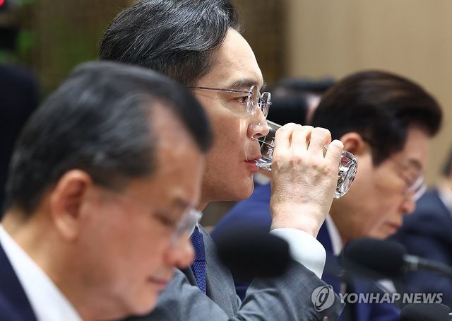 물 마시는 이재용 회장