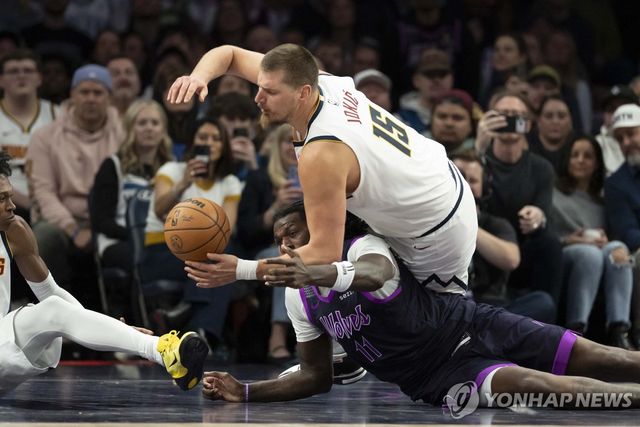 미네소타의 나즈 리드와 볼 다투는 덴버의 니콜라 요키치(15번)