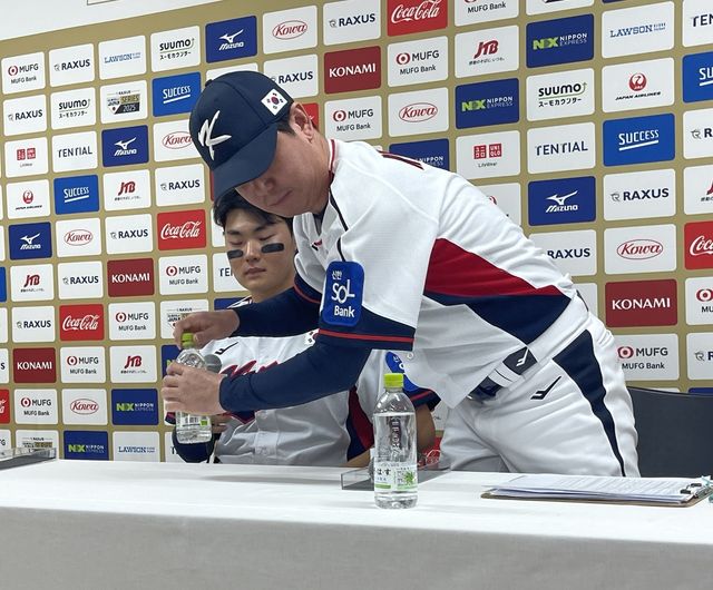 김주원을 달래는 류지현 감독