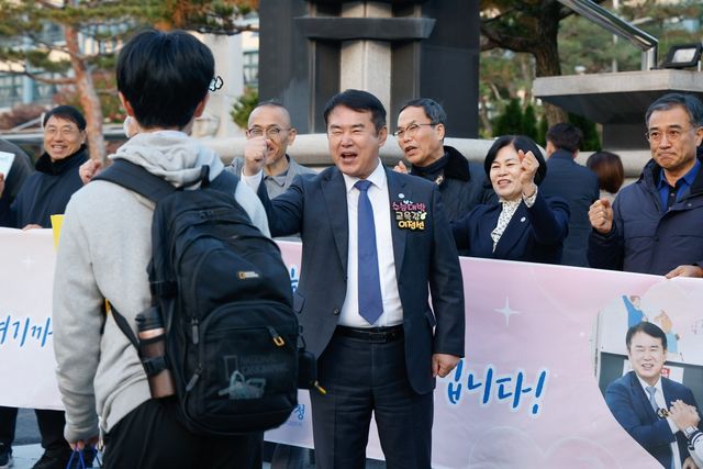 수험생 격려하는 이정선 광주시교육감