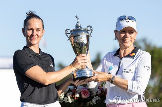 우승한 그랜트(왼쪽)와 대회 주최자인 안니카 소렌스탐.